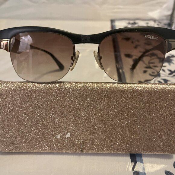 Vogue Black & Gold Sunglasses VO3828-S  917/13 51 / 19 140 3N - Picture 1 of 3